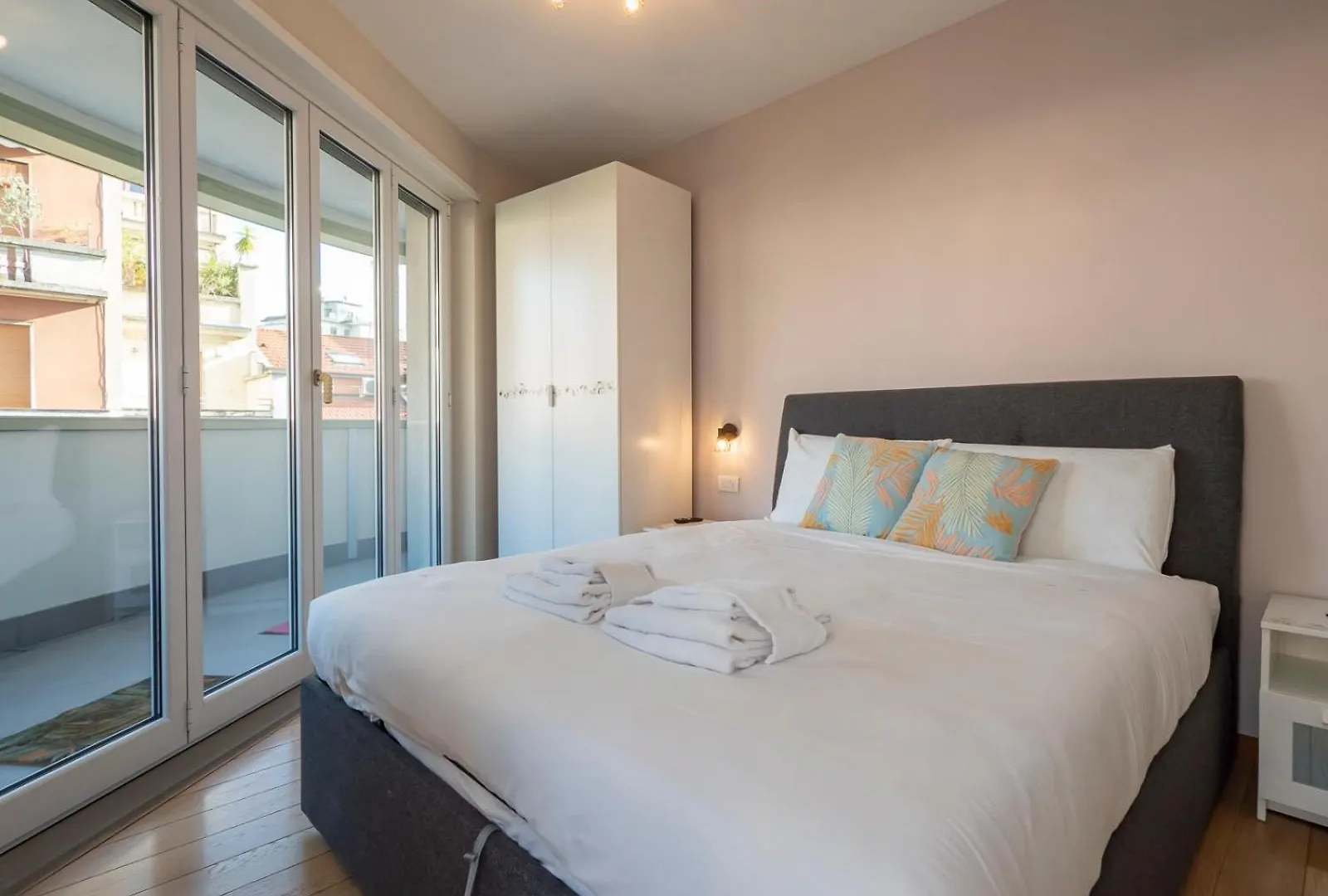 Elegante E Luminoso Appartamento Con Box Auto A Pochi Passi Da Metropolitana M4 Milão Apartamento